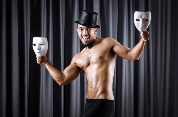 Svalová herec s maskou proti opona — Stock fotografie