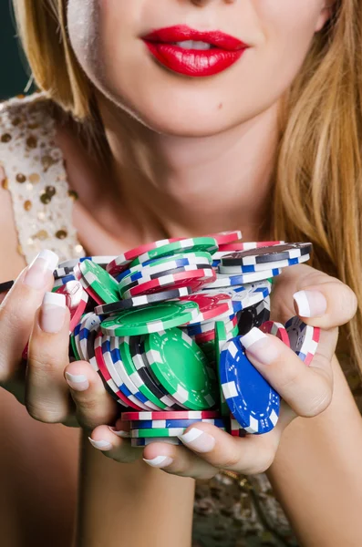 Vrouw in casino speelkaarten — Stockfoto