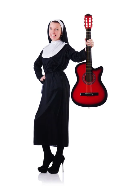 Nun tocando guitarra isolada no branco — Fotografia de Stock