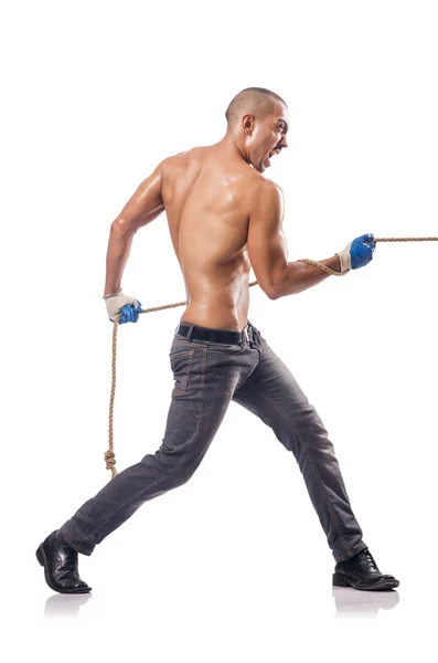 Homem musculoso puxando a corda — Fotografia de Stock