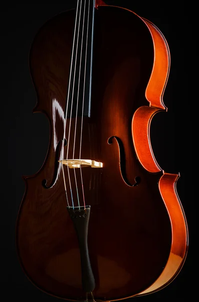 Скрипка в темній кімнаті - музична концепція — стокове фото