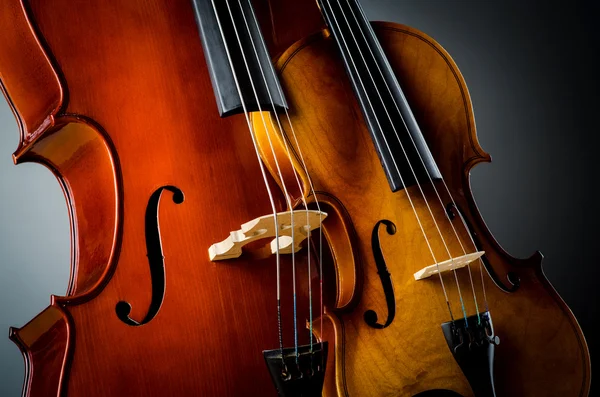 Βιολί σε σκοτεινό δωμάτιο - έννοια μουσική — Φωτογραφία Αρχείου