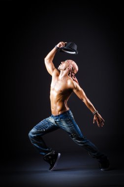 karanlık odada dansçı
