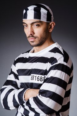 Çizgili üniformalı bir suçlu.