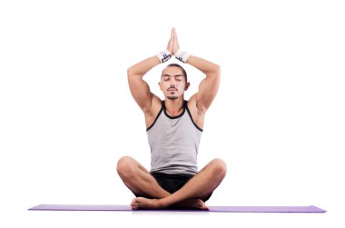 Beyazlar üzerinde egzersiz yapan adam.