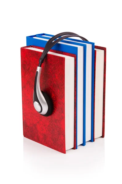 Koncepce knihy audio sluchátka na bílém — Stock fotografie