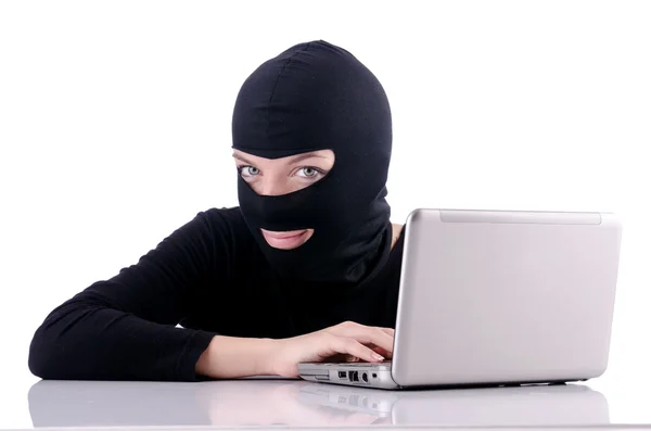 Hacker com computador usando balaclava — Fotografia de Stock