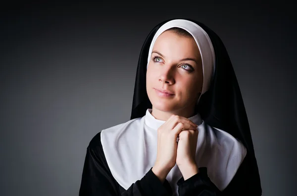 Jovem freira no conceito religioso — Fotografia de Stock