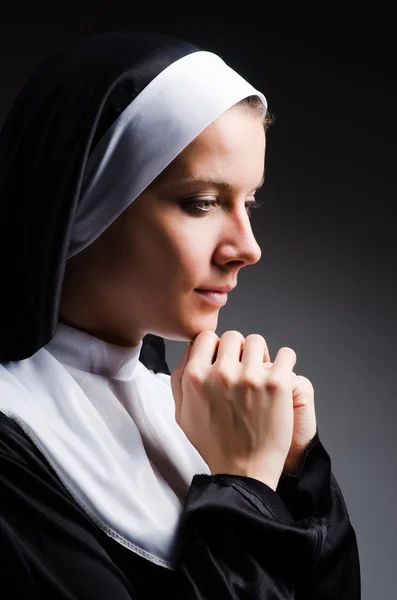 Ung nonne i religiøst koncept - Stock-foto