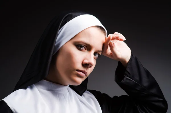 Jovem freira no conceito religioso — Fotografia de Stock