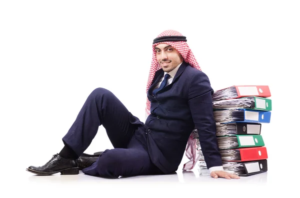 Homme d'affaires arabe avec de nombreux dossiers sur blanc — Photo