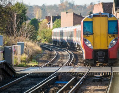 Aydınlık yaz günü yapılan demiryolu parça