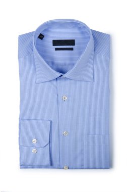 Beyaz gömlekli hoş bir erkek.