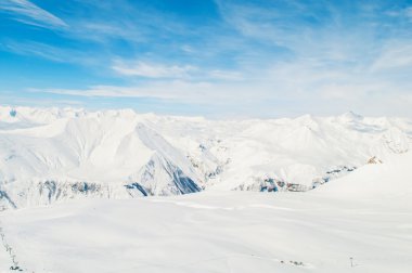 Aydınlık kış gününde kar dağları