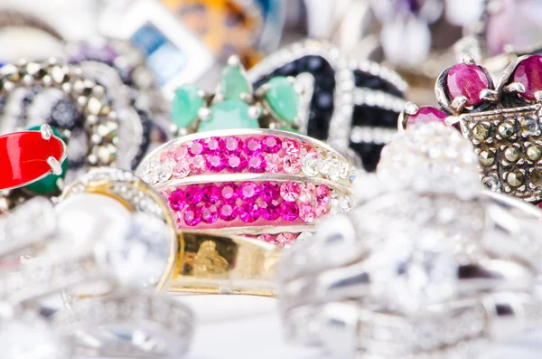Kolekce šperků prstenů na bílém pozadí — Stock fotografie