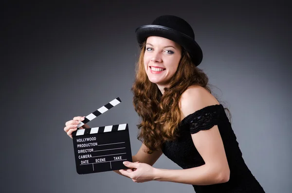 Vrouw met film klepel board — Stockfoto