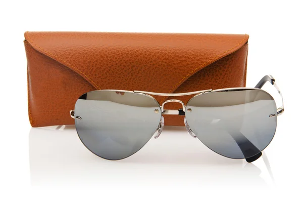 Elegante zonnebril geïsoleerd op het wit — Stockfoto