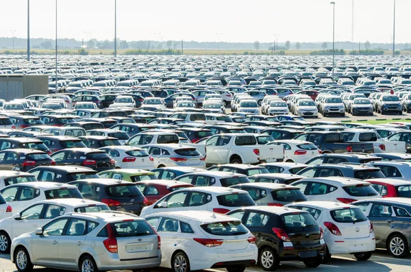 Toskana, İtalya - 27 Haziran: yeni arabalar Park dağıtım merkezi