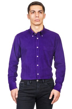 Beyaz gömlekli erkek model.