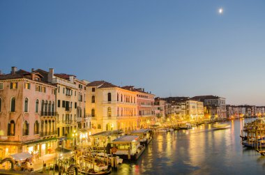 Venice, İtalya - 30 Haziran: rialto Bridge görünümü üzerinde 30 Haziran 201