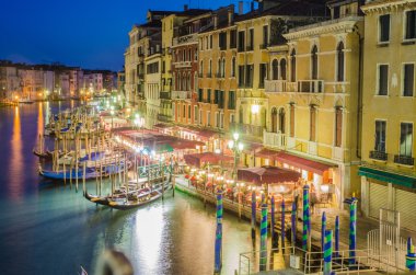 Venice, İtalya - 30 Haziran: rialto Bridge görünümü üzerinde 30 Haziran 201