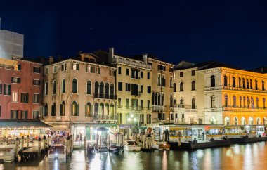 Venice, İtalya - 30 Haziran: rialto Bridge görünümü üzerinde 30 Haziran 201