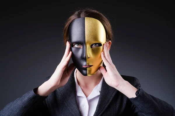 Женщина в маске в концепции лицемерия — стоковое фото