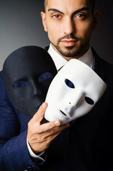 Άνθρωπος με μαύρη μάσκα στο στούντιο — Φωτογραφία Αρχείου