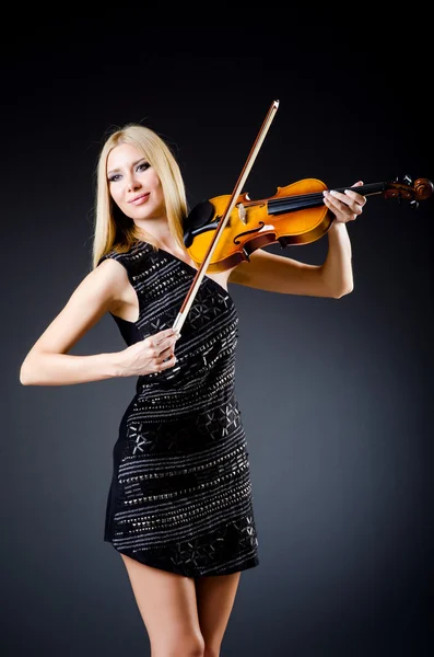 Mujer atractiva con violonchelo en estudio — Foto de Stock