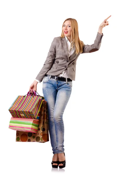 Atrakcyjna kobieta po zakupy świąteczne na biały — Zdjęcie stockowe