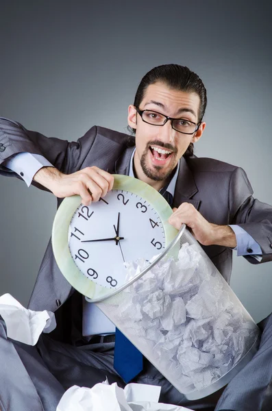 Homem com relógio e pilha de papéis — Fotografia de Stock