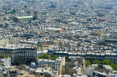 Parlak yaz gününde Paris 'in silüeti