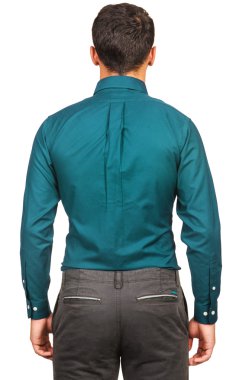 Beyaz gömlekli erkek model.