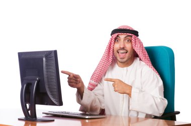 Arap işadamı bilgisayarda çalışıyor