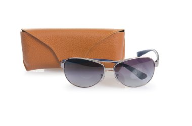 Beyaz üzerinde izole edilmiş zarif güneş gözlükleri.