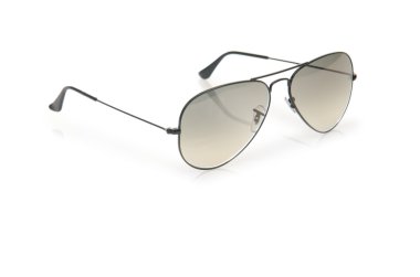 Beyaz üzerinde izole edilmiş zarif güneş gözlükleri.