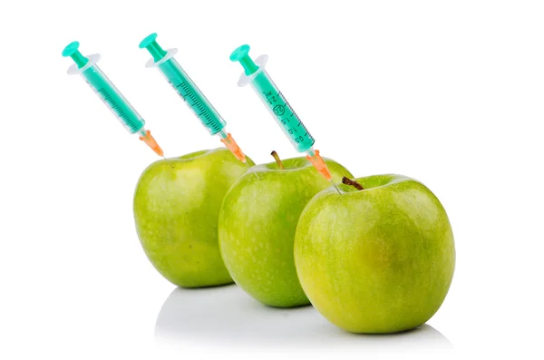 Эксперимент с яблоками и шприцами — стоковое фото