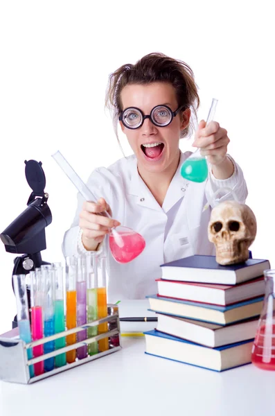 Szalony chemik kobiece w laboratorium — Zdjęcie stockowe