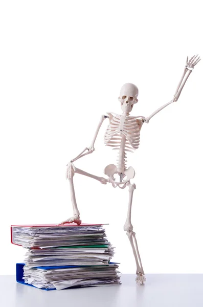 Скелет с кучей файлов на белом — стоковое фото