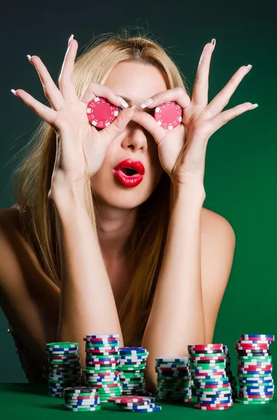 카지노 카드 놀이 있는 여자 — 스톡 사진