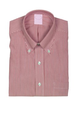 Beyaz gömlekli hoş bir erkek.