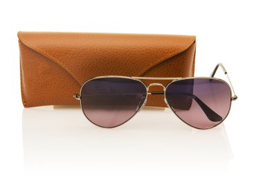 Beyaz üzerinde izole edilmiş zarif güneş gözlükleri.