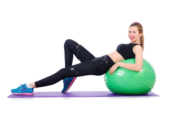 Mujer joven con pelota haciendo ejercicio sobre blanco —  Fotos de Stock