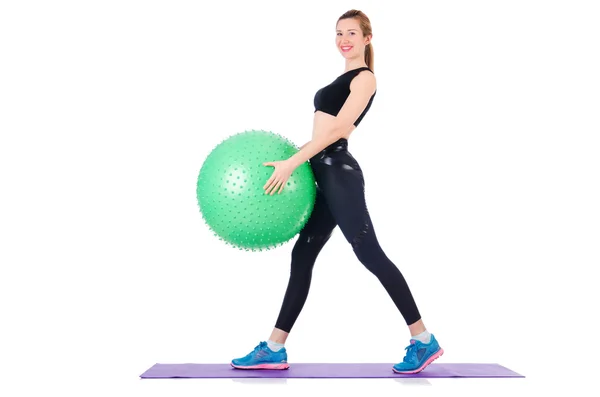 Mujer joven con pelota haciendo ejercicio sobre blanco — Foto de Stock