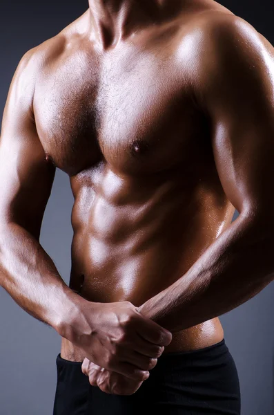 어두운 스튜디오에 근육 질의 남자 — 스톡 사진