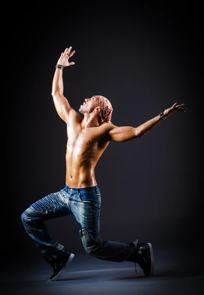 Bailarina bailando en habitación oscura — Foto de Stock