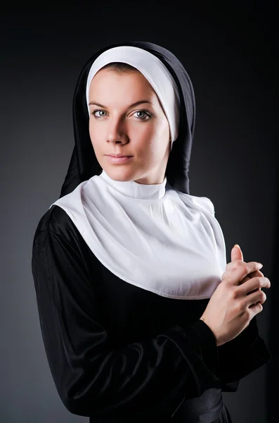 Jeune religieuse nonne concept — Photo