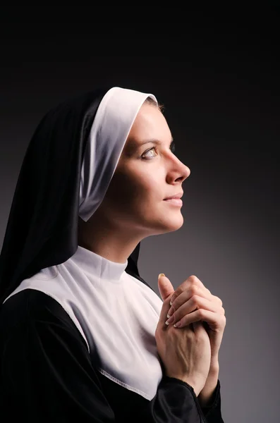 Junge Nonne in religiösem Konzept — Stockfoto