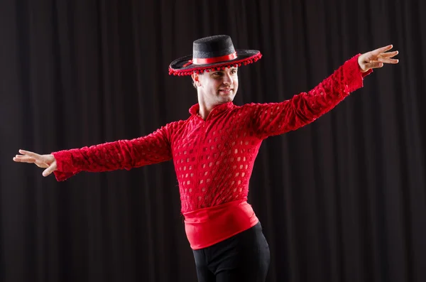Uomo in studio danza balli spagnoli — Foto Stock