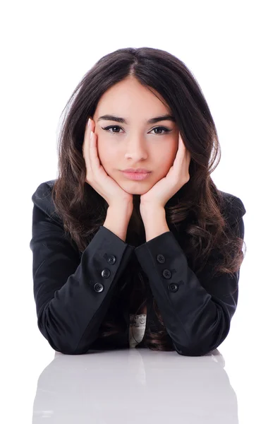 Junge Geschäftsfrau sitzt am Schreibtisch auf weiß — Stockfoto